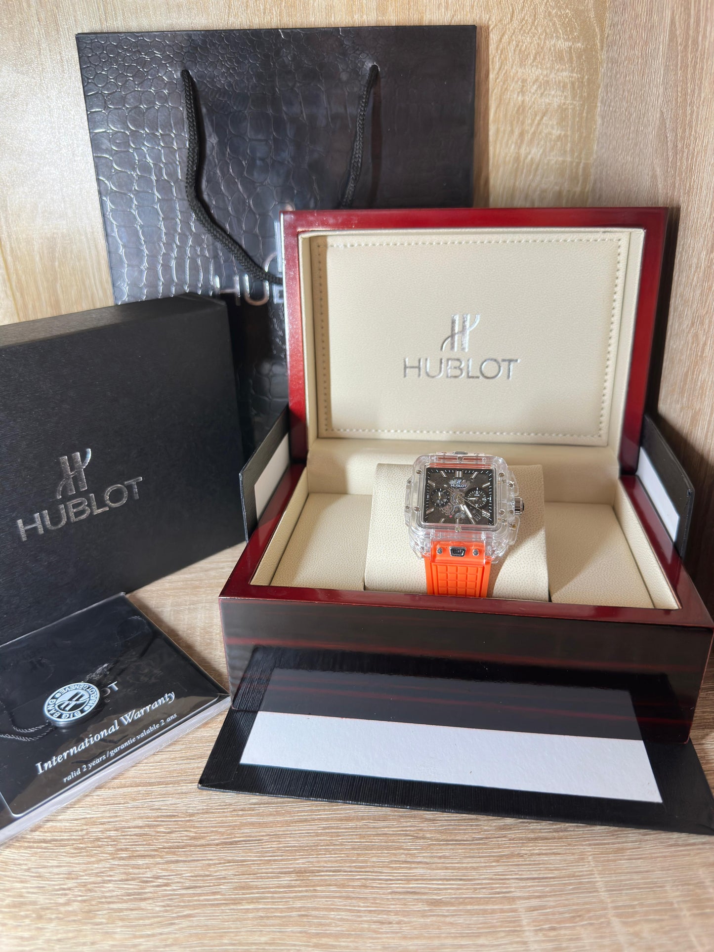 HUBLOT CARRÉ TRANSPARENT COFFRET