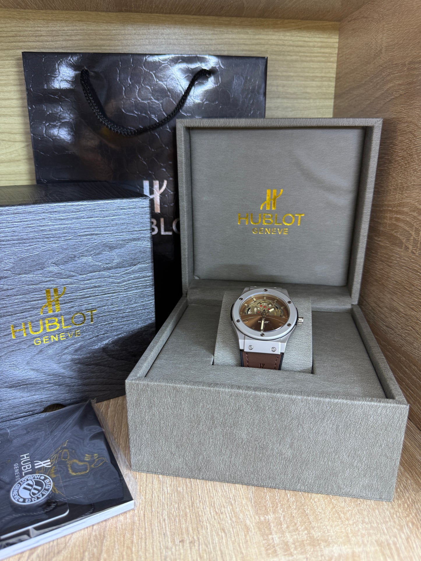 HUBLOT SKELETONE HOMMES AVEC COFFRET