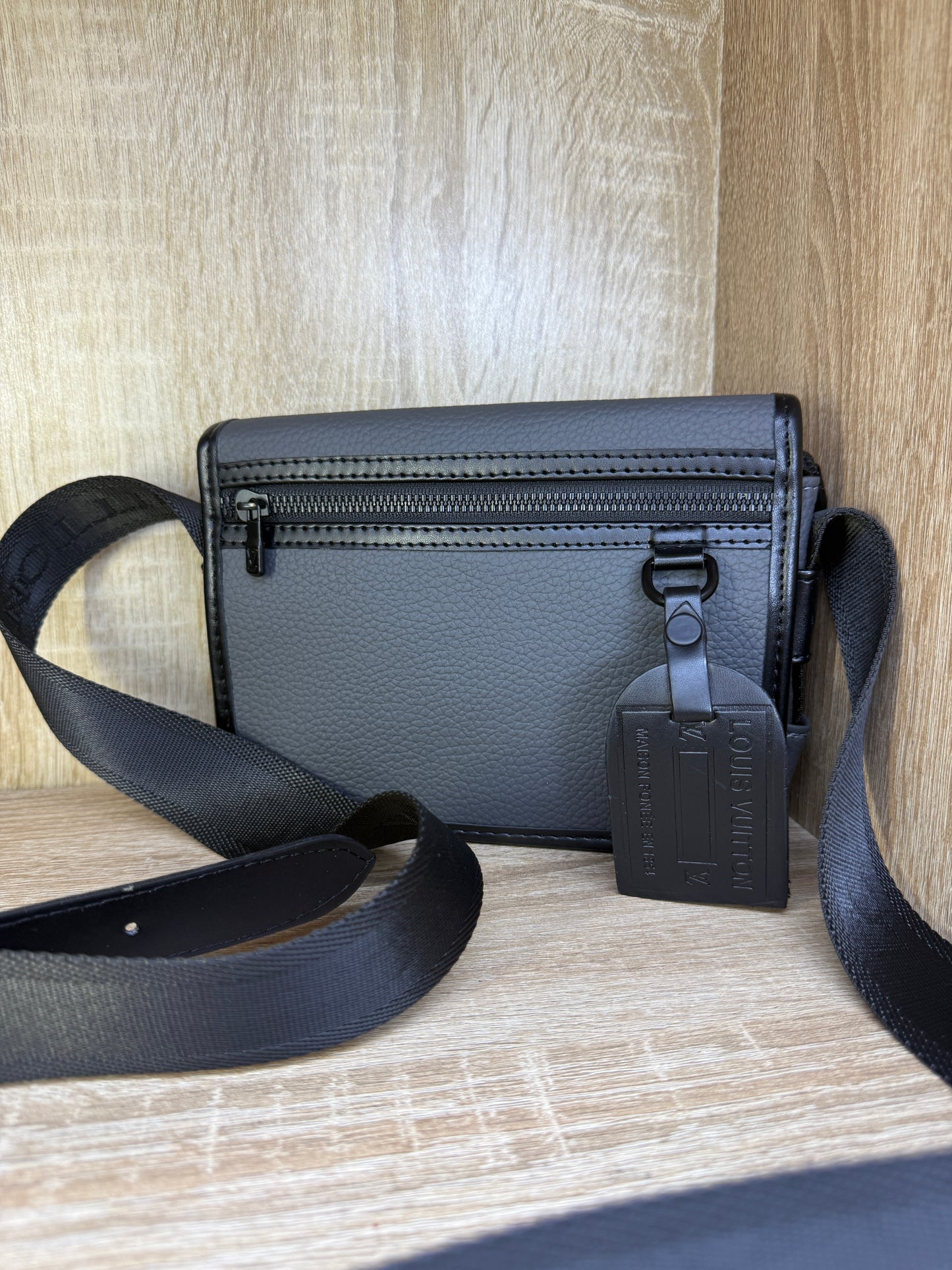 SAC LV HOMMES CARRE GRIS