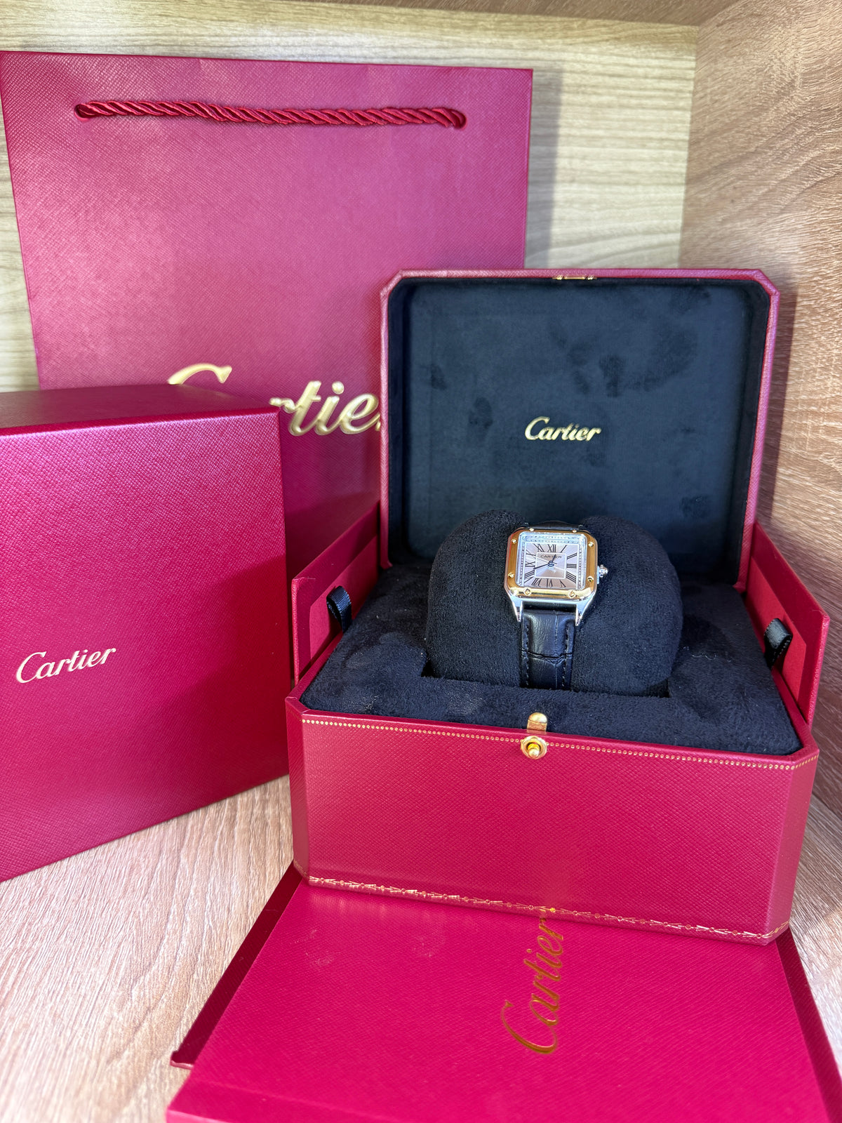 CARTIER SANTOS FEMMES CARRE CUIR AVEC COFFRET
