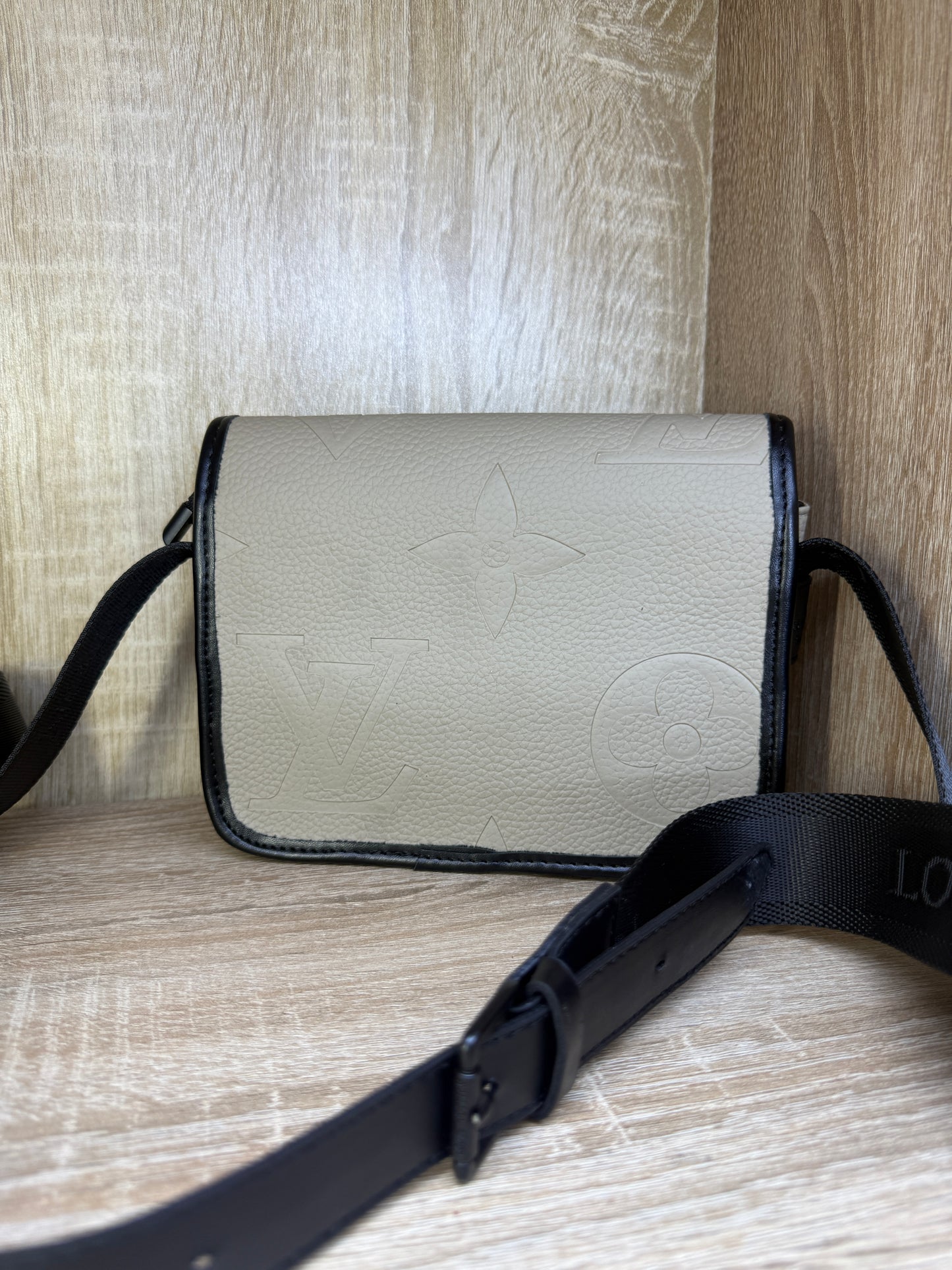 SAC LV HOMMES CARRE BEIGE