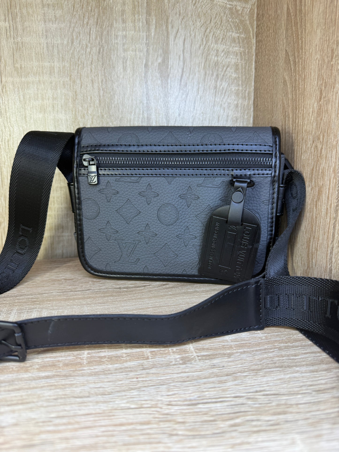 SAC LV HOMMES CARRE GRIS
