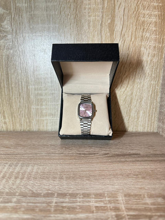 CASIO CARRE FEMMES ROSE