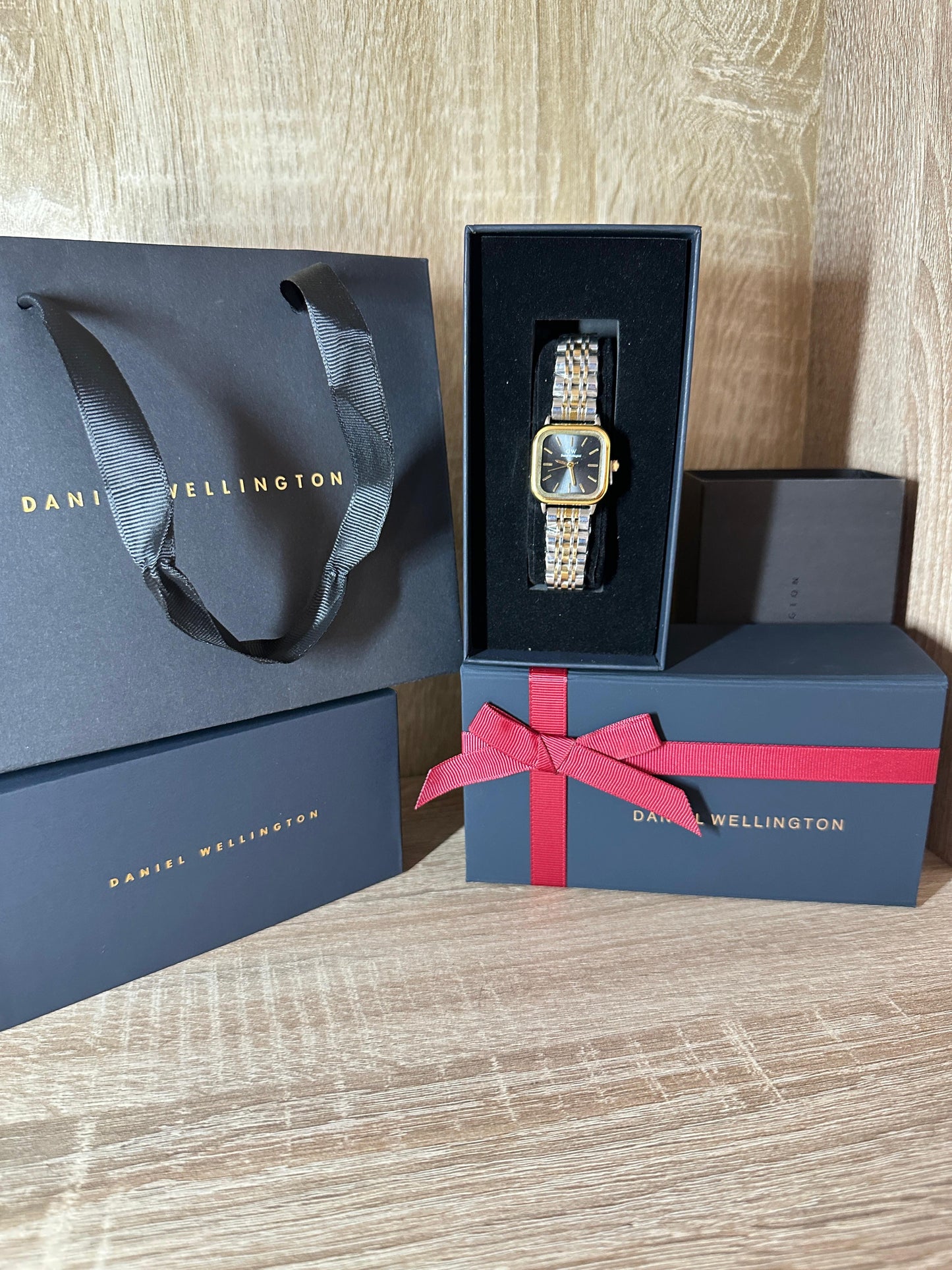 DW FEMMES ACIER CARRÉ COFFRET