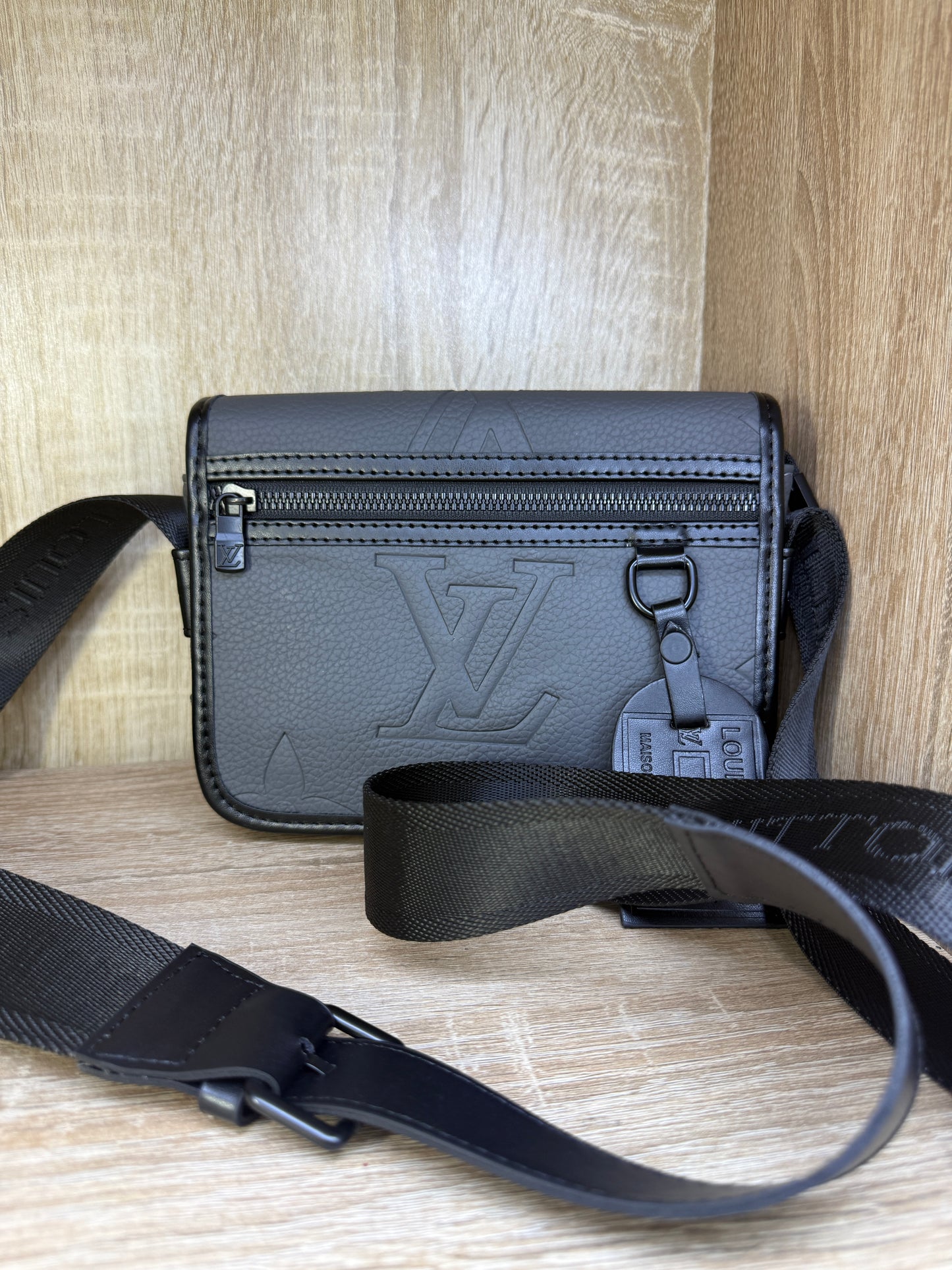 SAC LV HOMMES CARRE GRIS