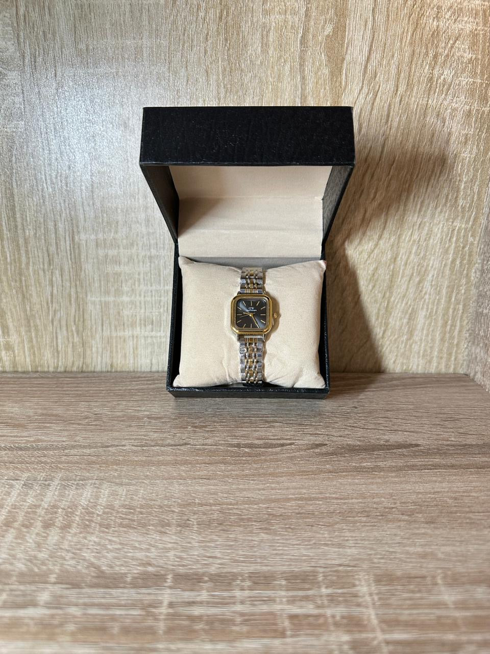 DW FEMMES ACIER CARRÉ BOITE SIMPLE