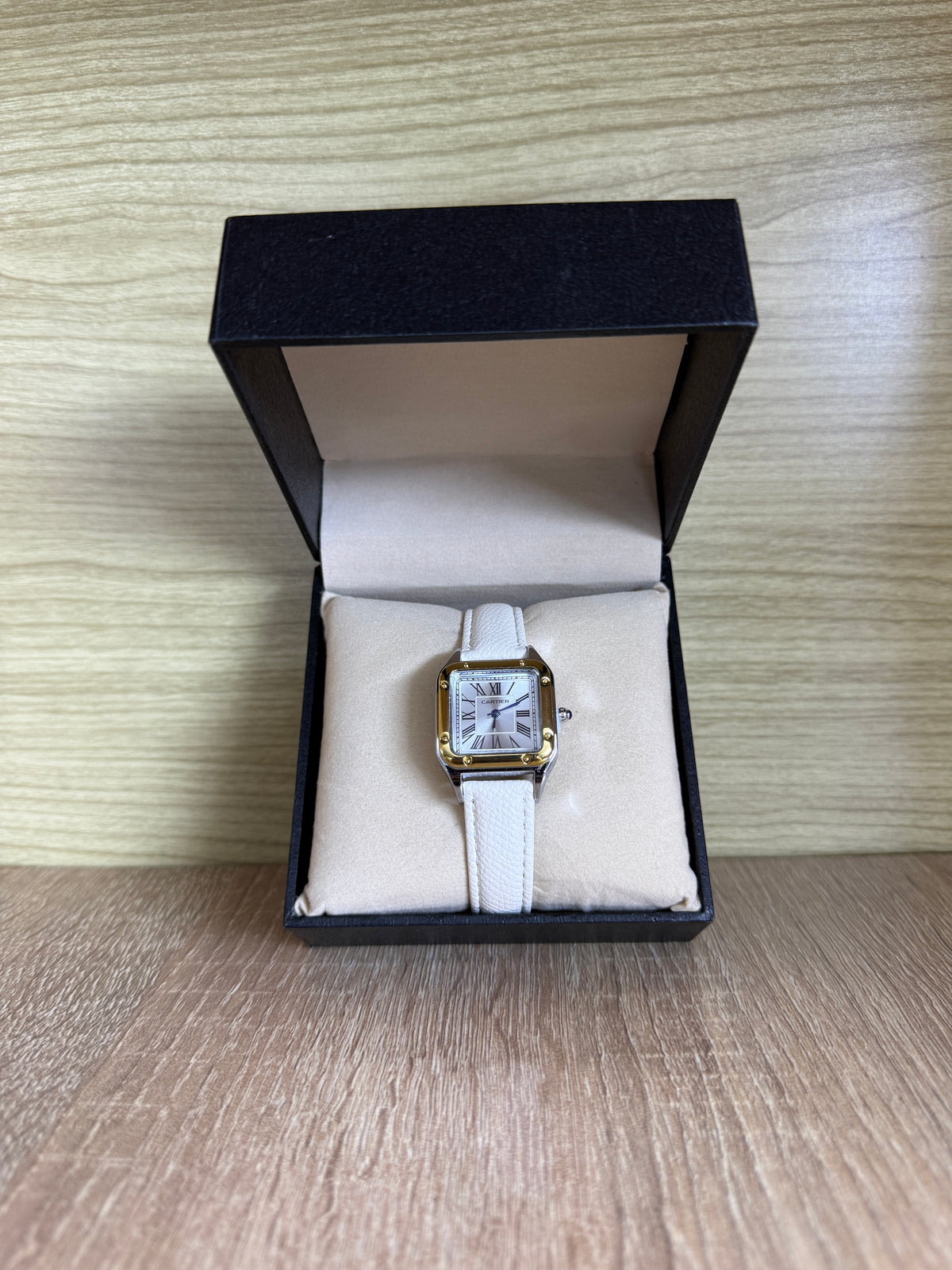 CARTIER SANTOS FEMMES CARRE CUIR BOITE SIMPLE
