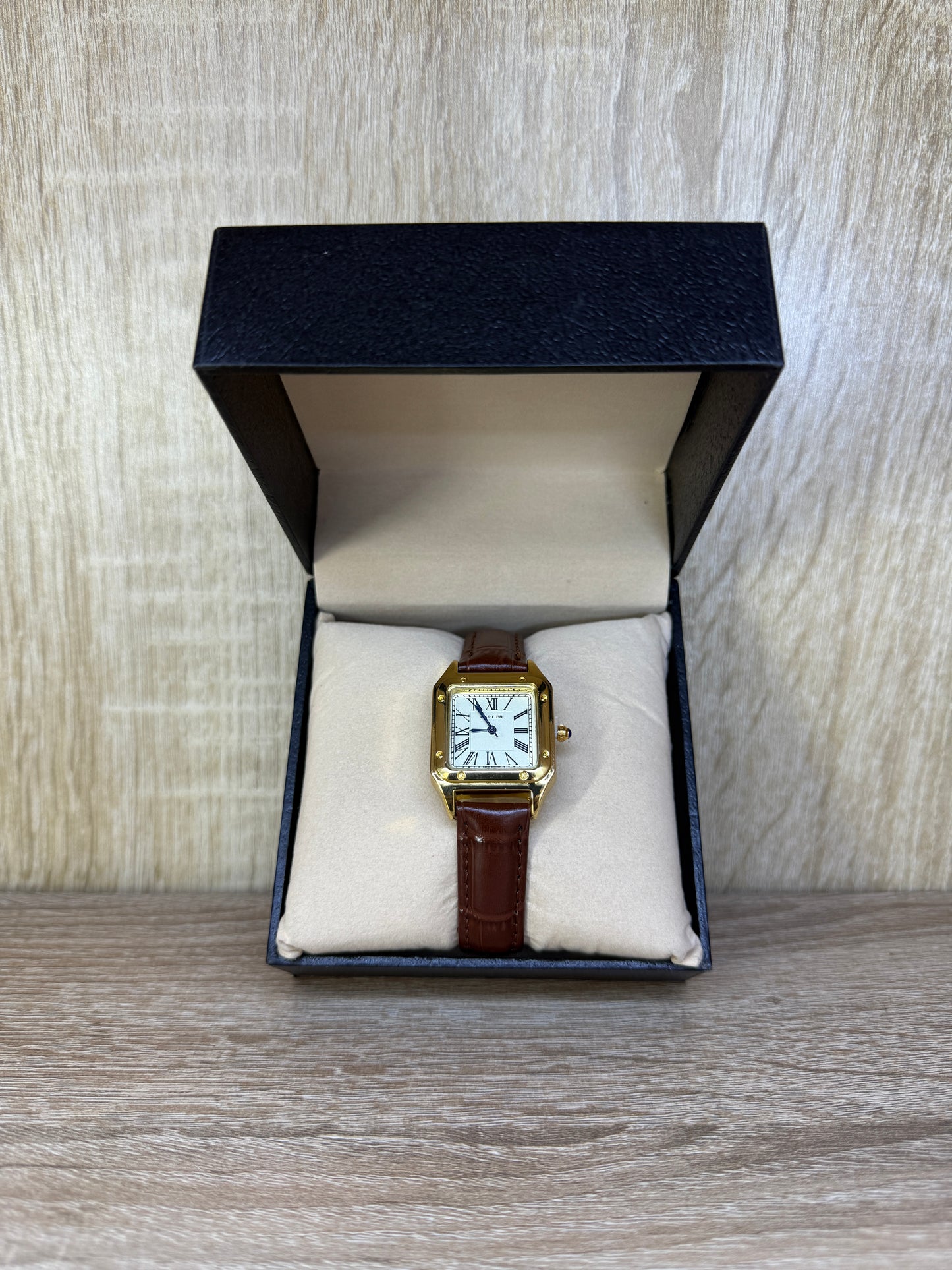 CARTIER SANTOS FEMMES CARRE CUIR BOITE SIMPLE