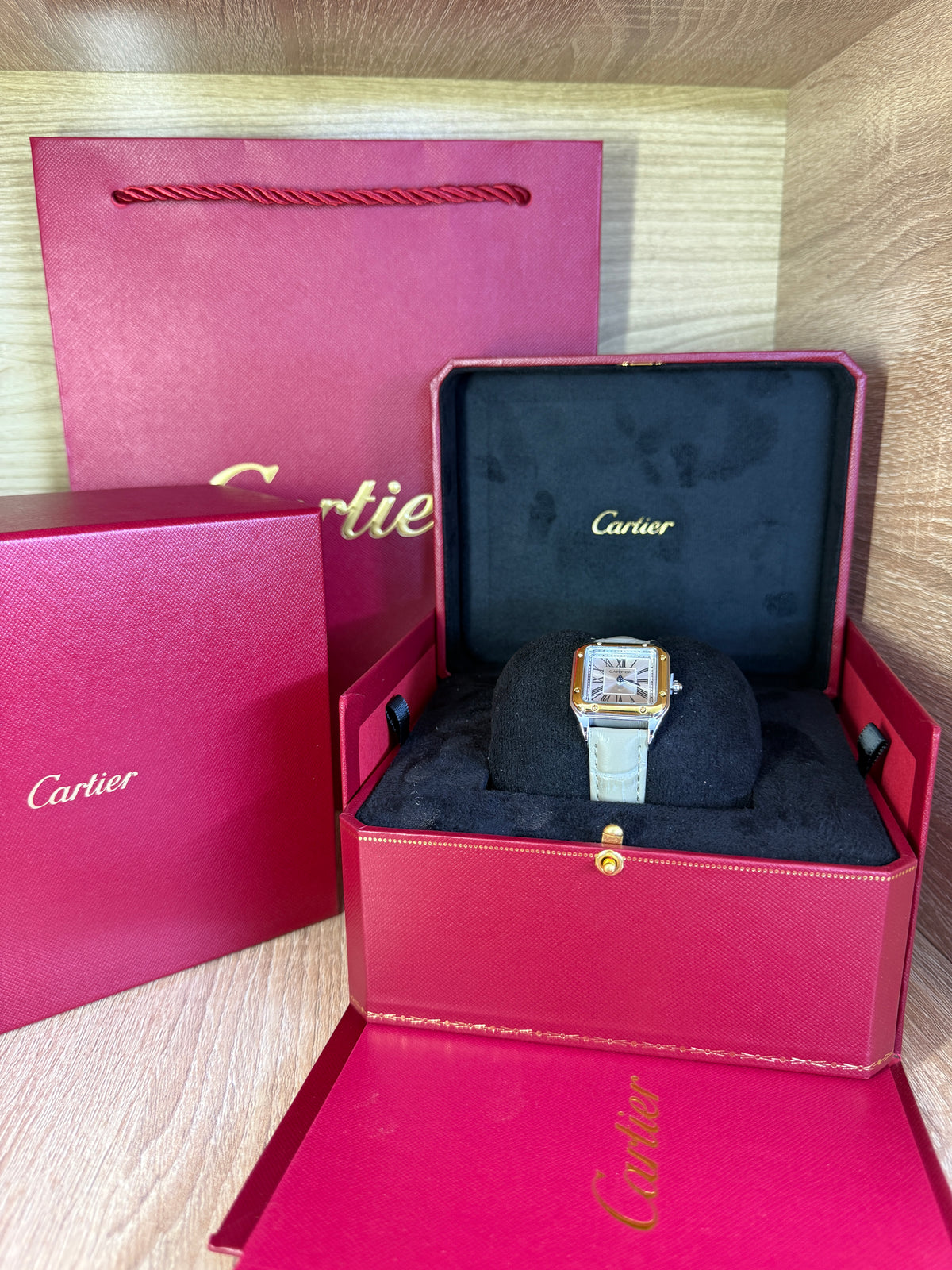 CARTIER SANTOS FEMMES CARRE CUIR AVEC COFFRET