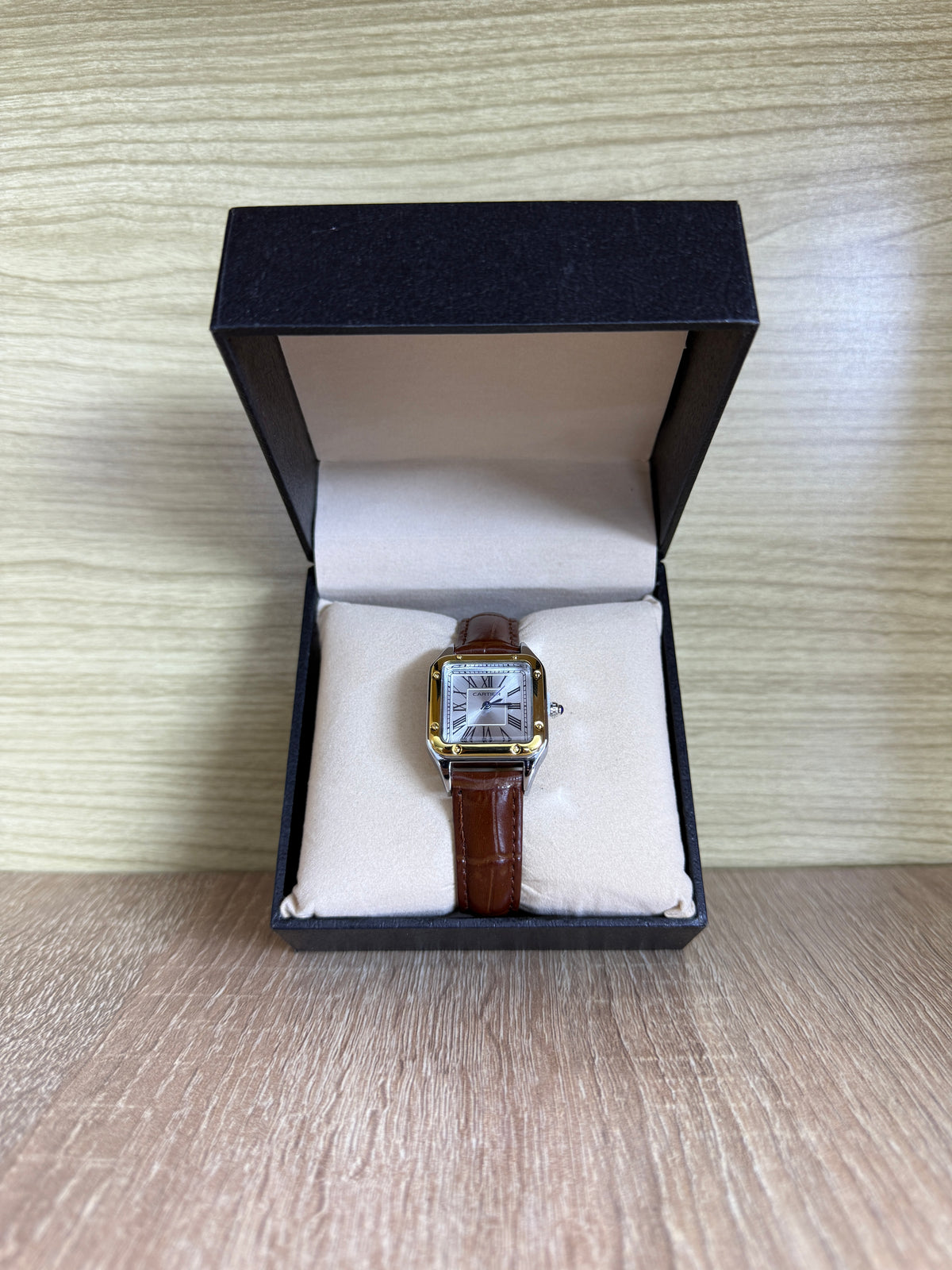 CARTIER SANTOS FEMMES CARRE CUIR BOITE SIMPLE