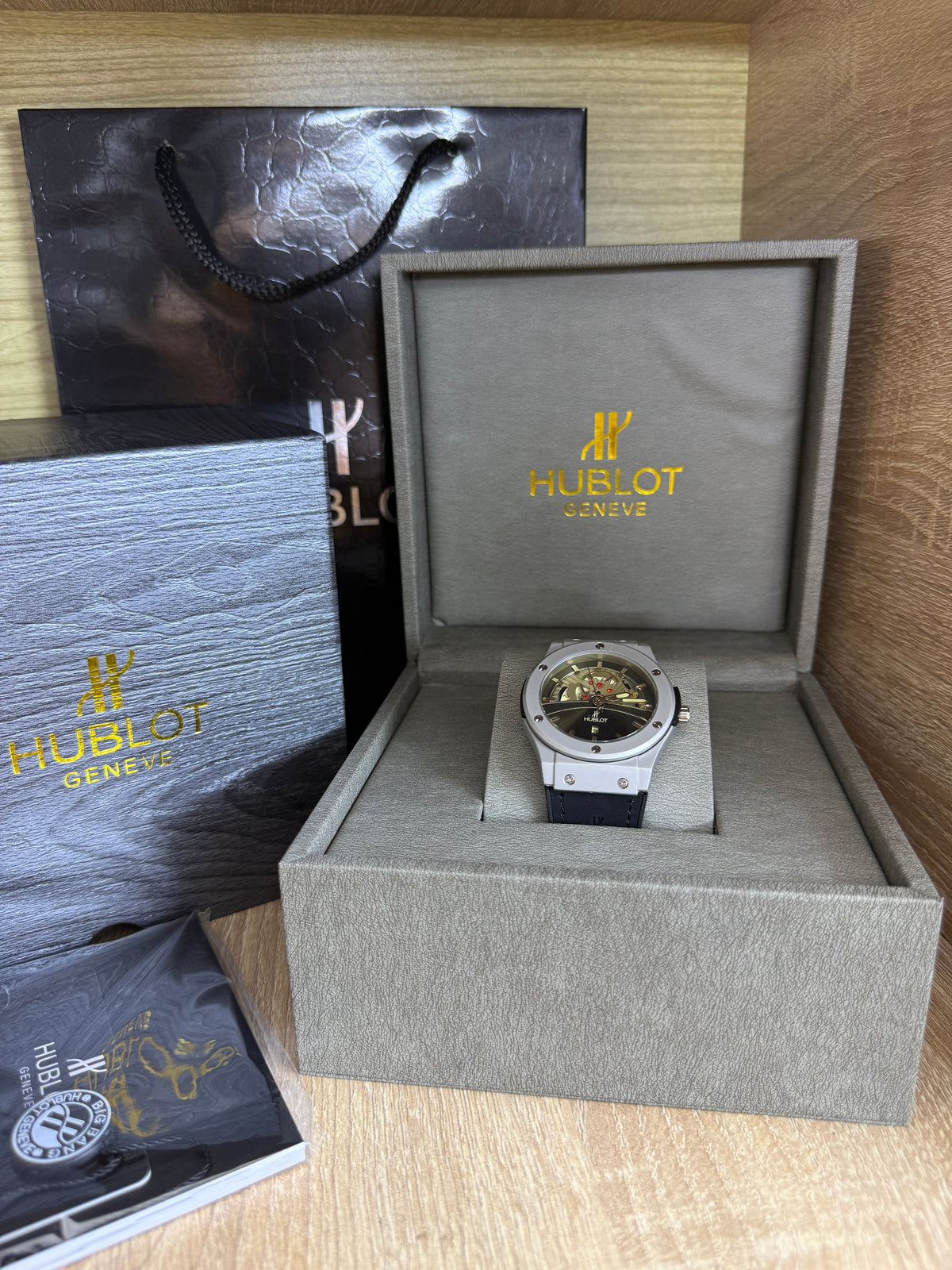 HUBLOT SKELETONE HOMMES AVEC COFFRET