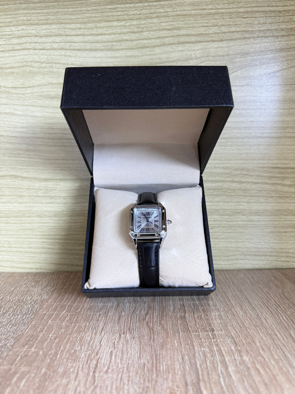 CARTIER SANTOS FEMMES CARRE CUIR BOITE SIMPLE