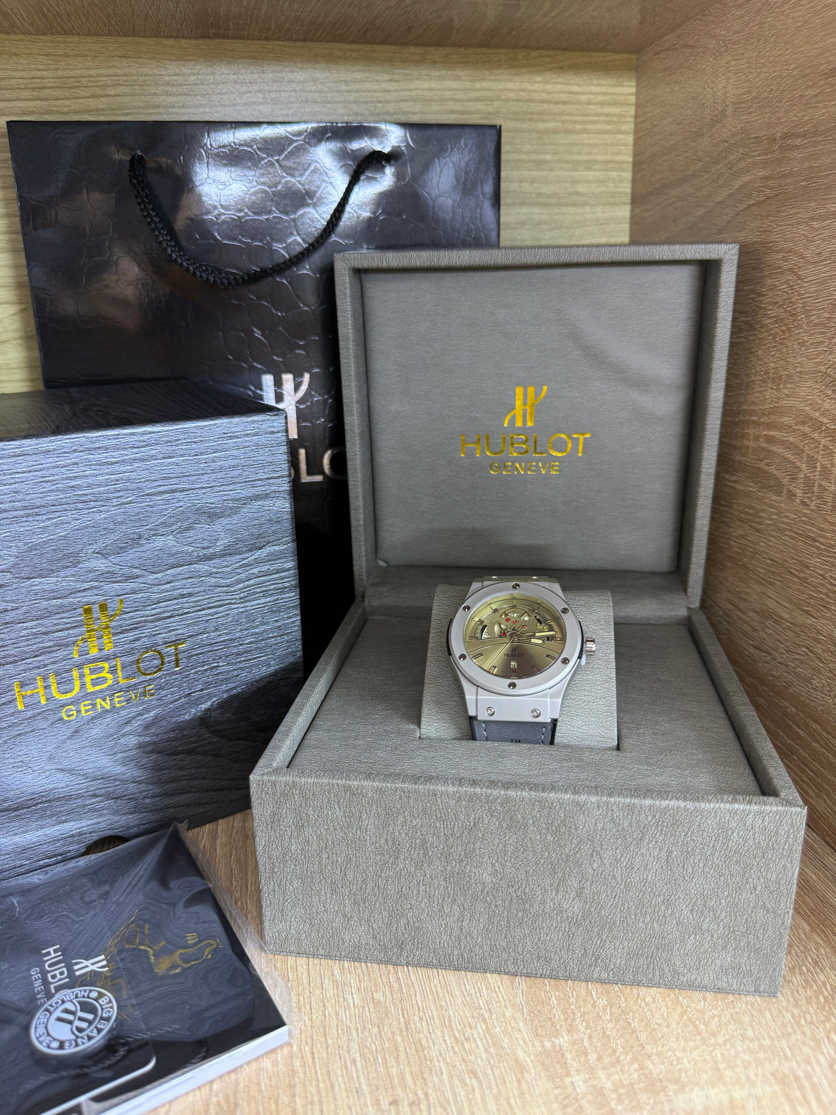 HUBLOT SKELETONE HOMMES AVEC COFFRET