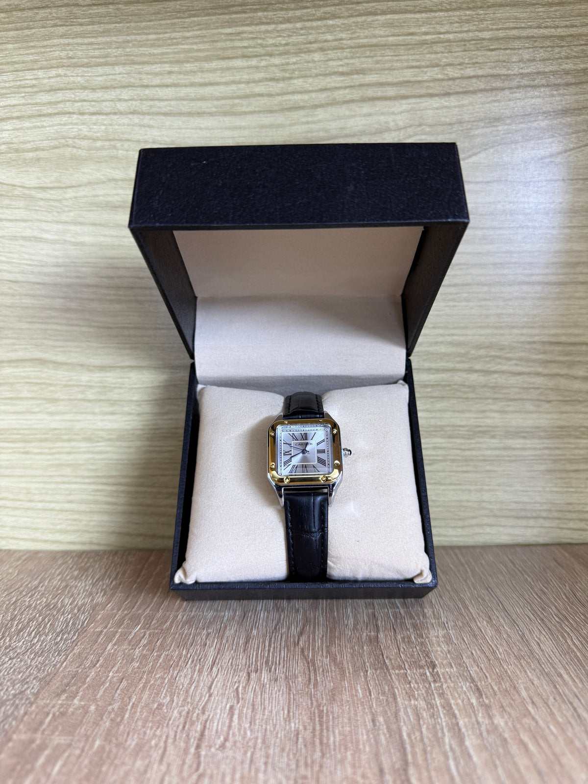CARTIER SANTOS FEMMES CARRE CUIR BOITE SIMPLE