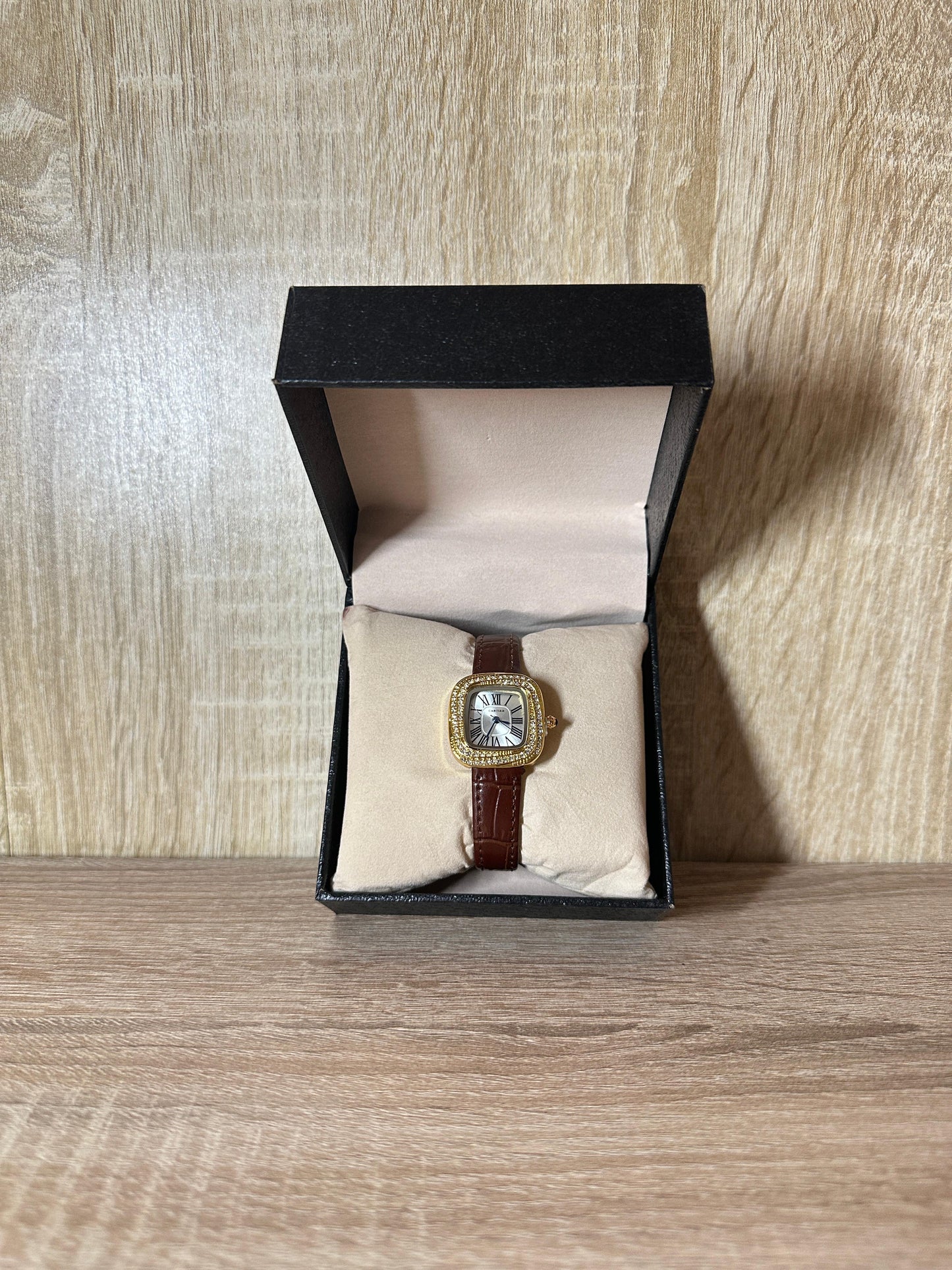 CARTIER FEMMES CARRE CUIR DIAMONDS BOITE SIMPLE