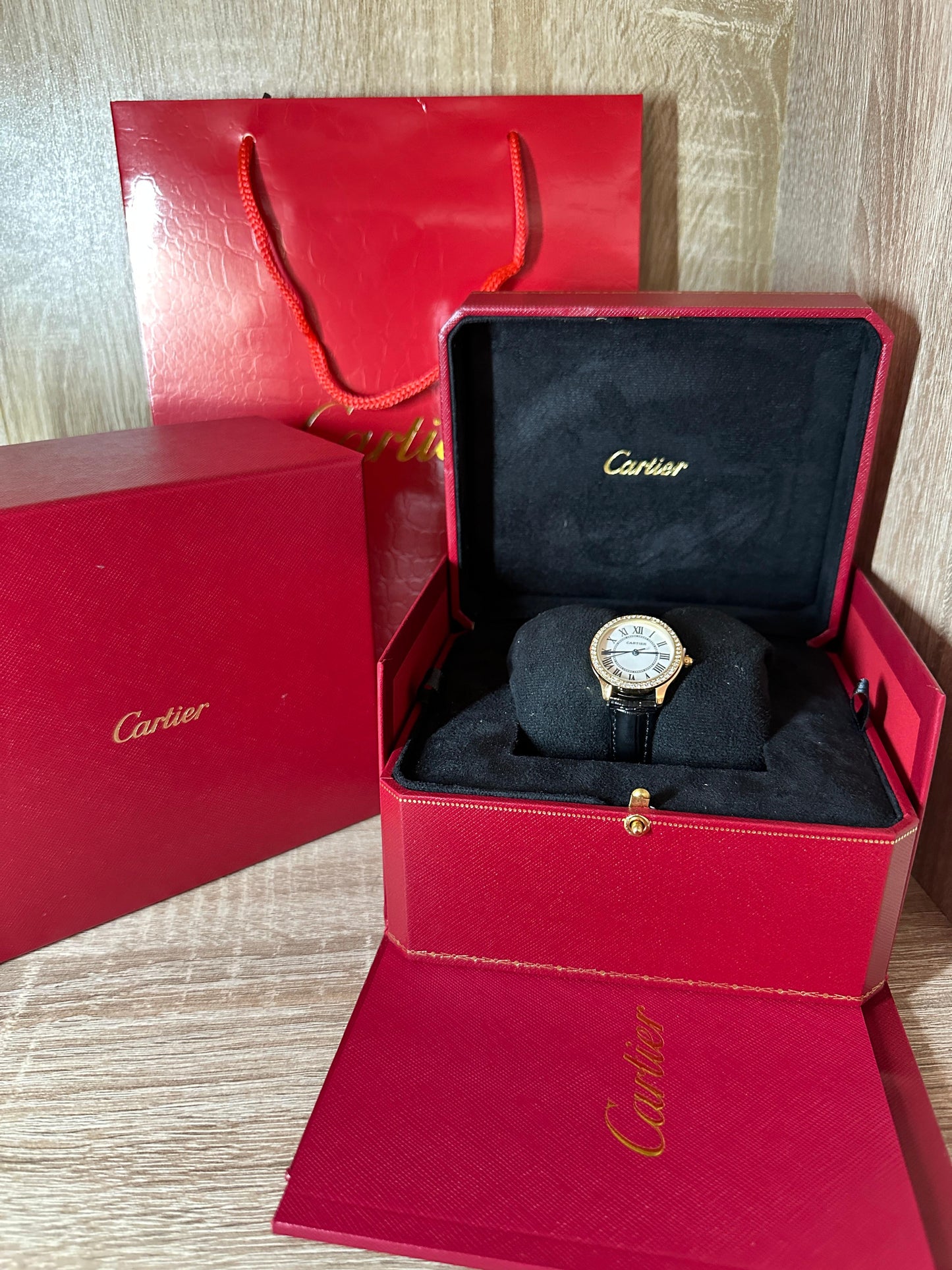 CARTIER CUIR FEMMES ROND DIAMONDS/GOLD COFFRET