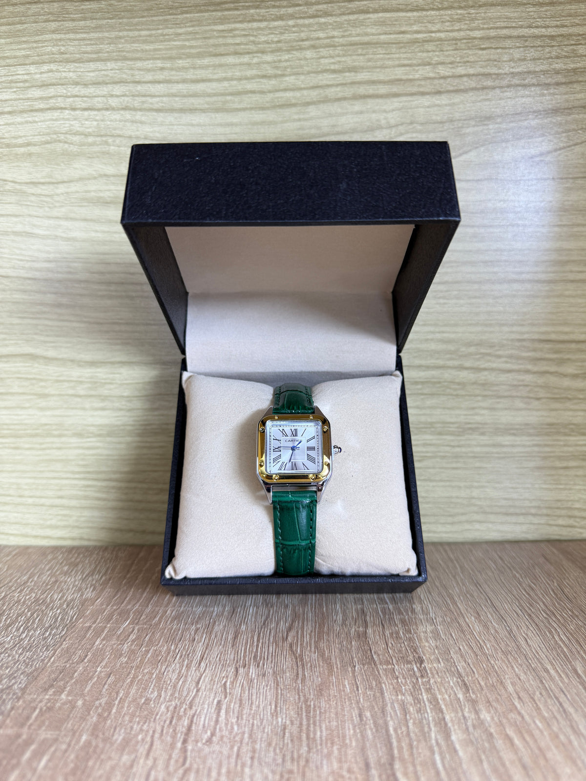 CARTIER SANTOS FEMMES CARRE CUIR BOITE SIMPLE