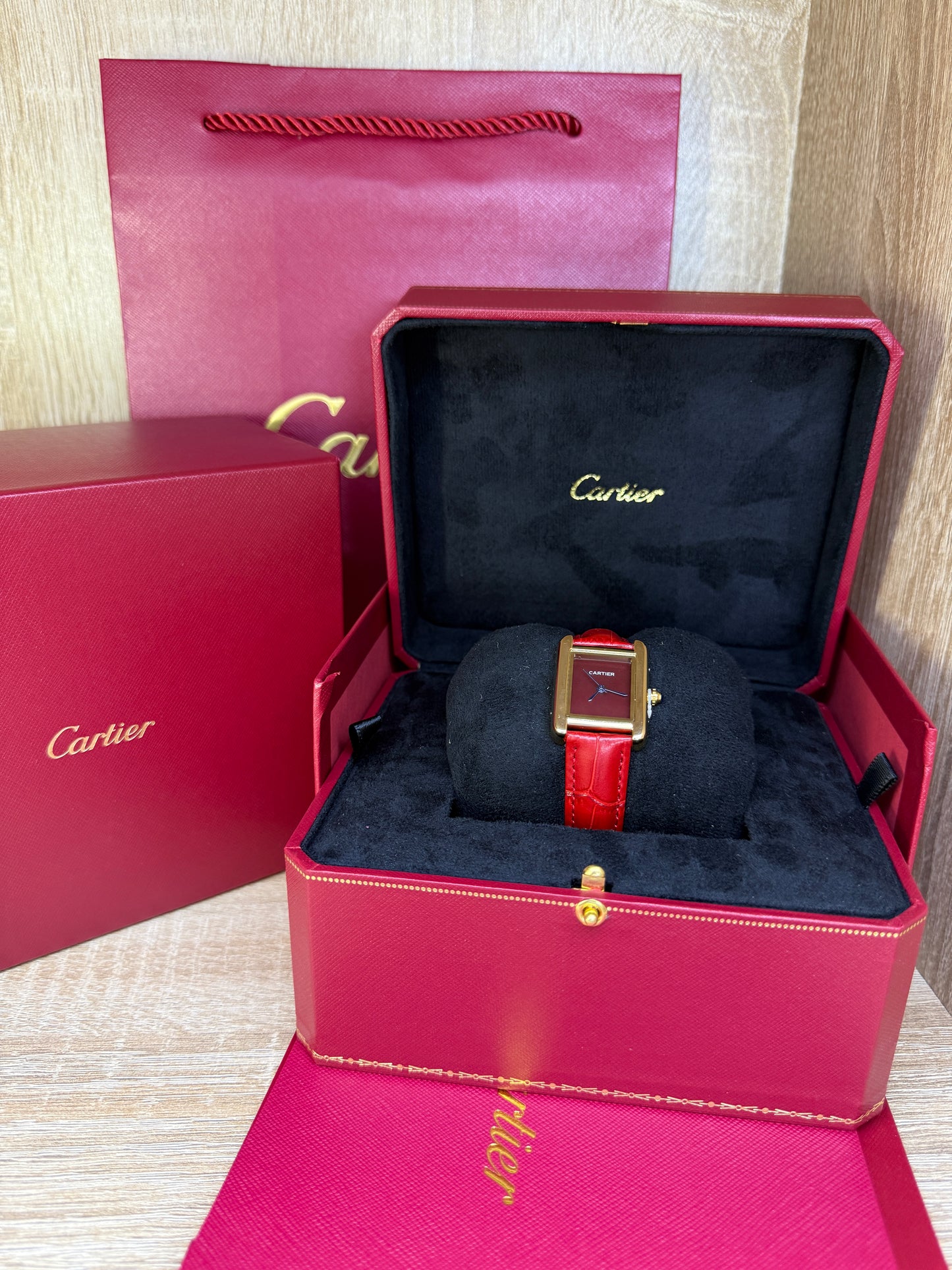 CARTIER FEMMES TANK MUST BORDEAUX AVEC COFFRET