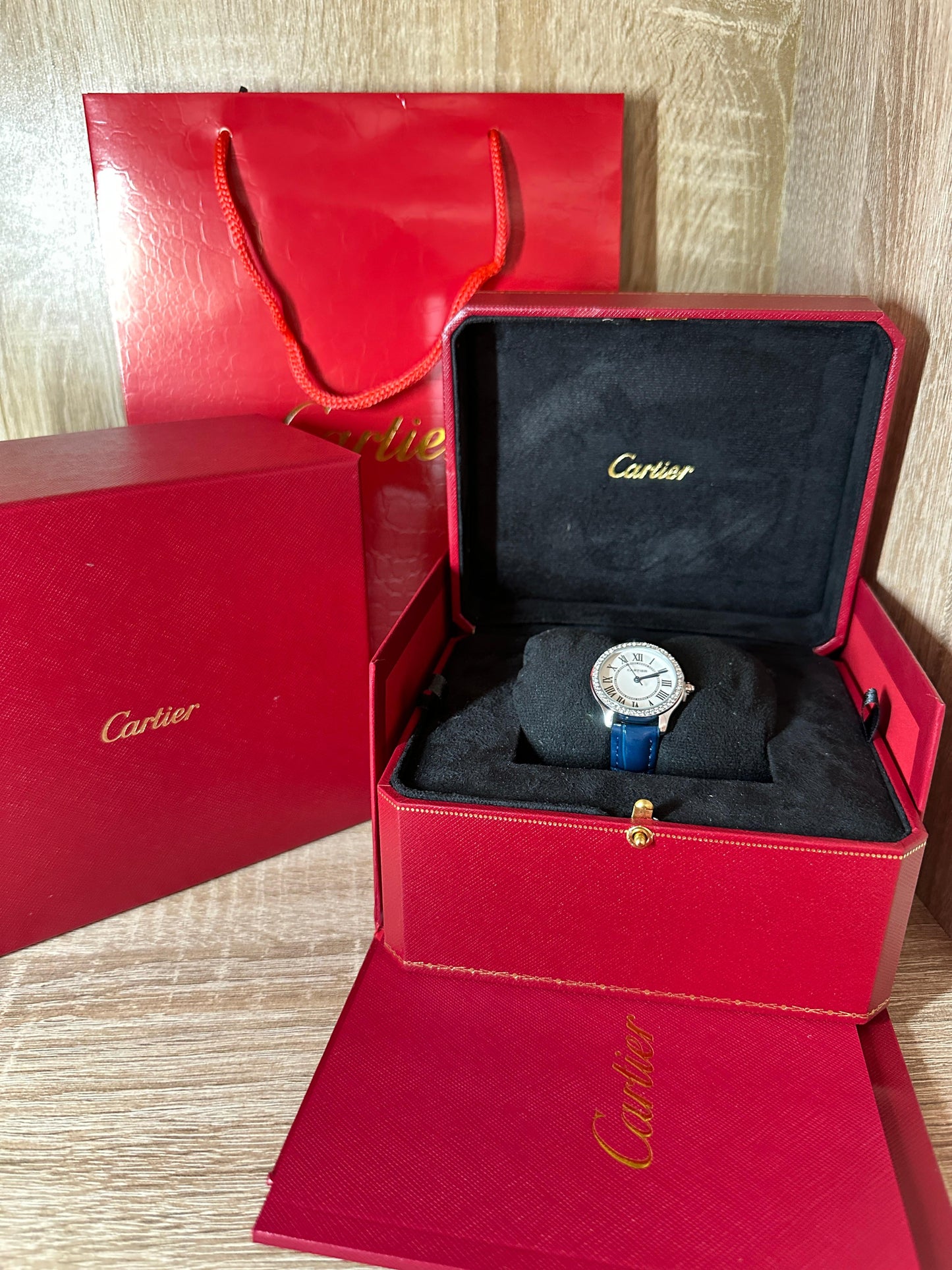 CARTIER CUIR FEMMES ROND DIAMONDS/SILVER COFFRET