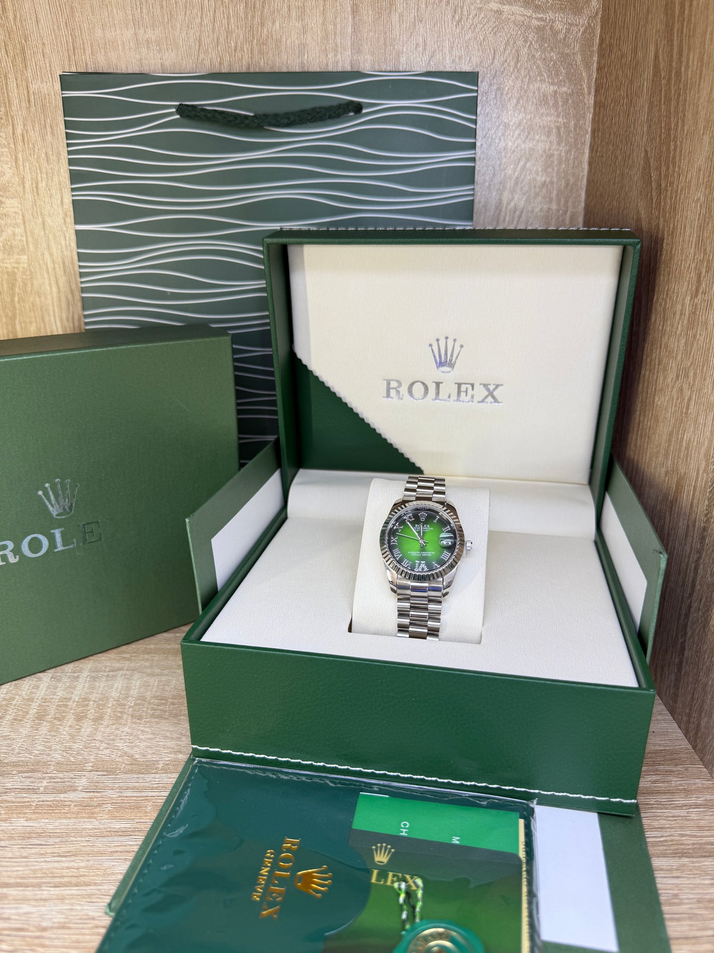 ROLEX FEMMES GRIS TABLEAU VERT CHIFFRE ROMAIN AVEC COFFRET