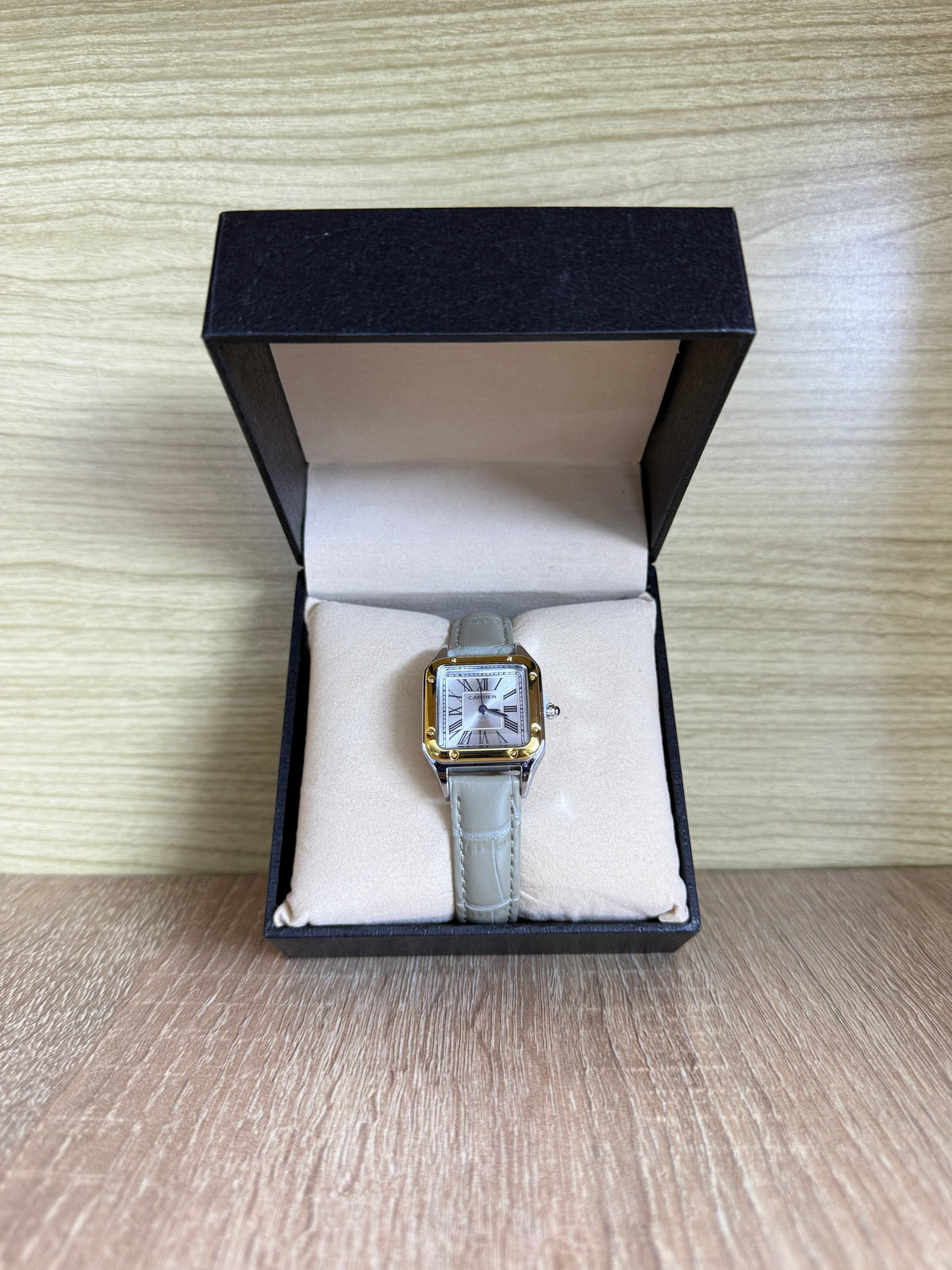 CARTIER SANTOS FEMMES CARRE CUIR BOITE SIMPLE