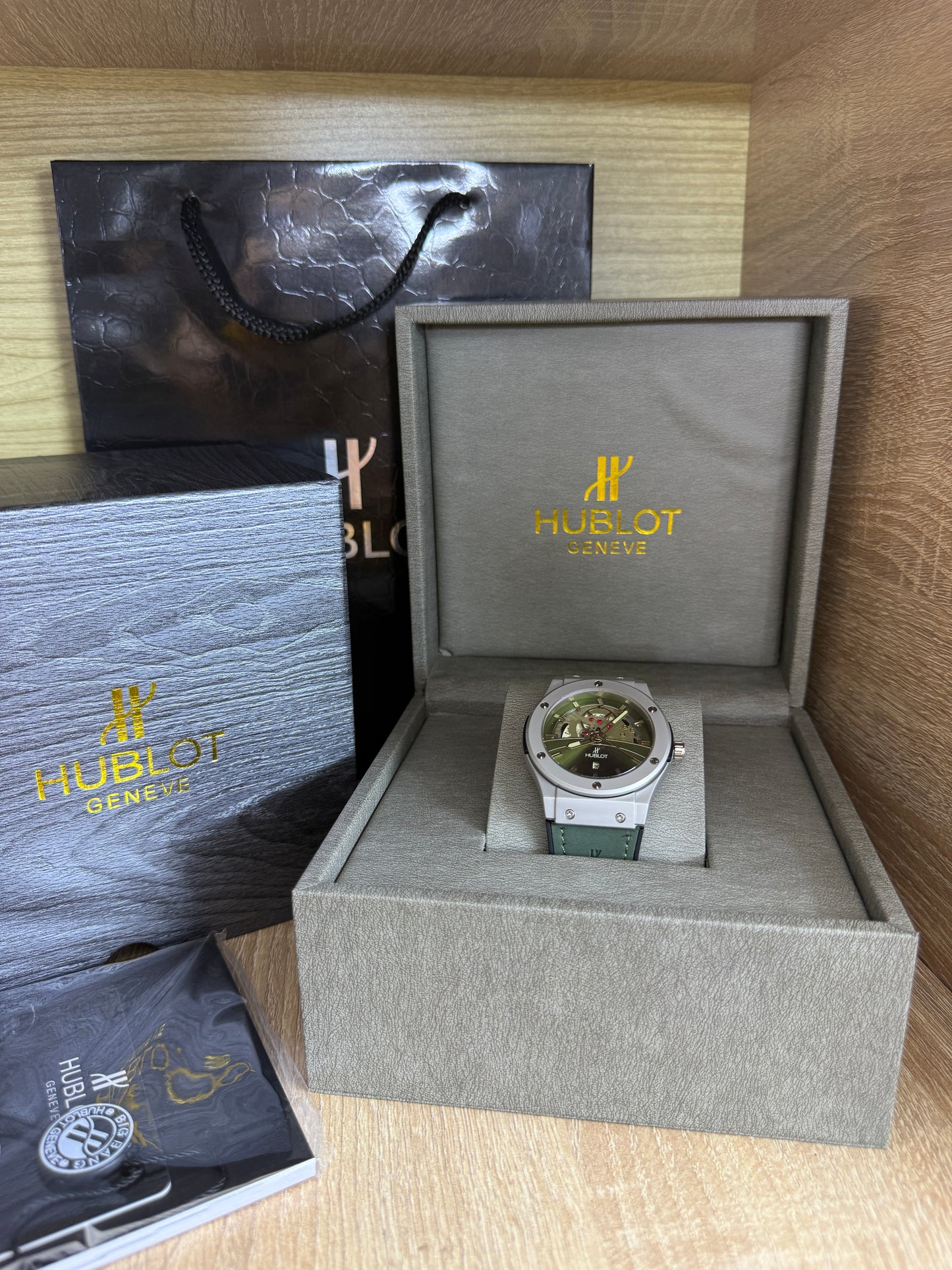 HUBLOT SKELETONE HOMMES AVEC COFFRET