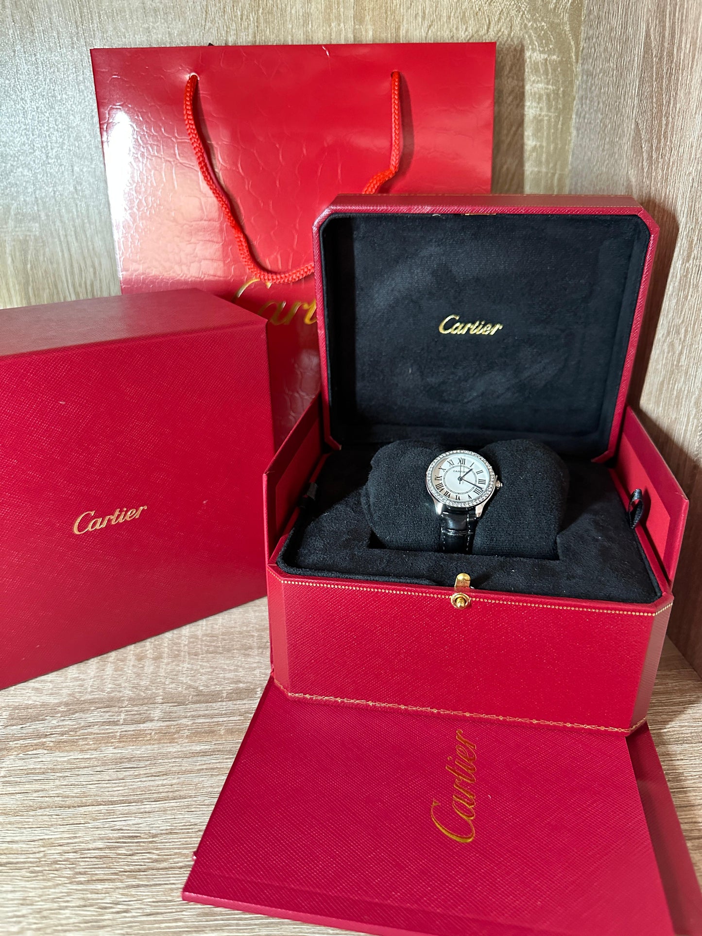 CARTIER CUIR FEMMES ROND DIAMONDS/SILVER COFFRET
