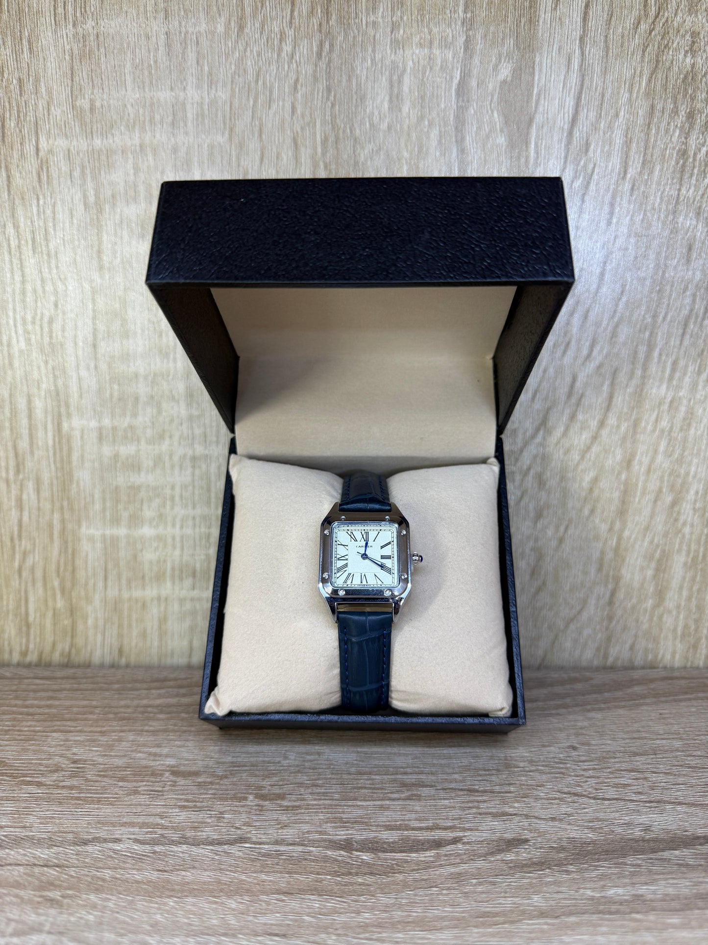 CARTIER SANTOS FEMMES CARRE CUIR BOITE SIMPLE